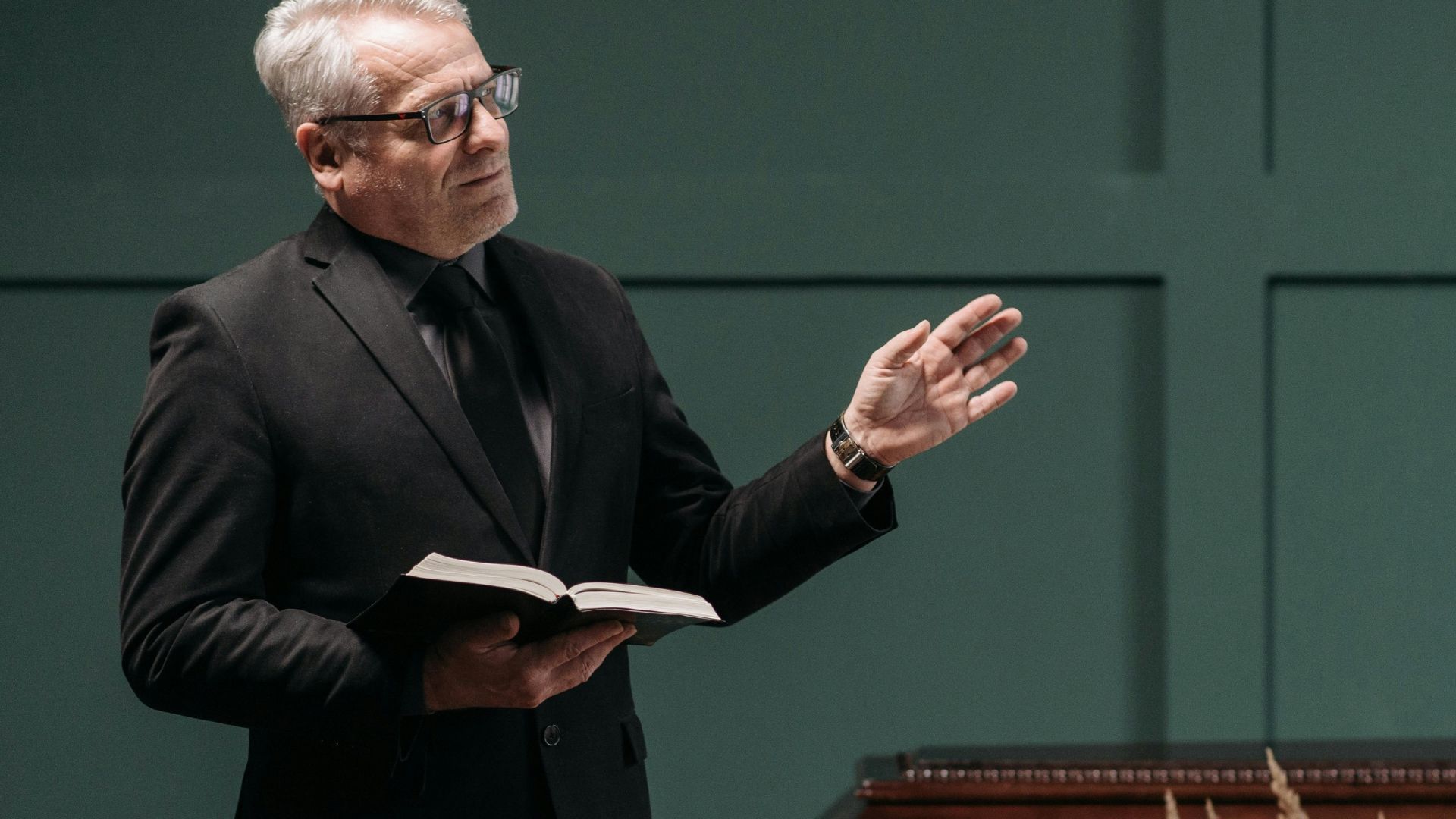 There are many kinds of Christian funerals. Learn what Catholic, Anglican and Baptist funerals 