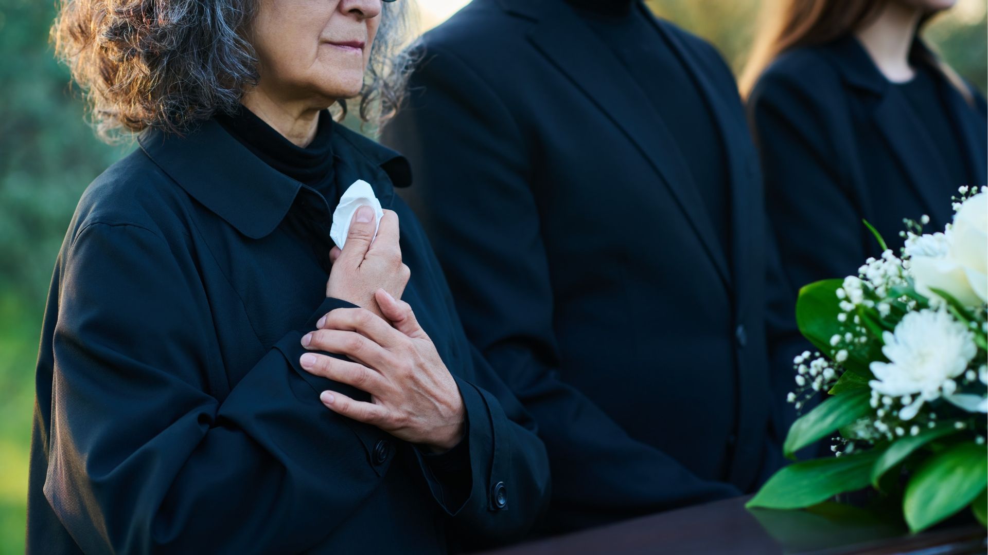 When a person dies, their loved ones usually plan a funeral. Learn who should take responsibility for it. When a person dies, their loved ones usually plan a funeral. Learn who should take responsibility for it.