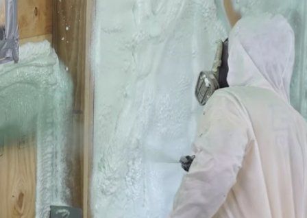 spray foam insulation contractor insulating walls