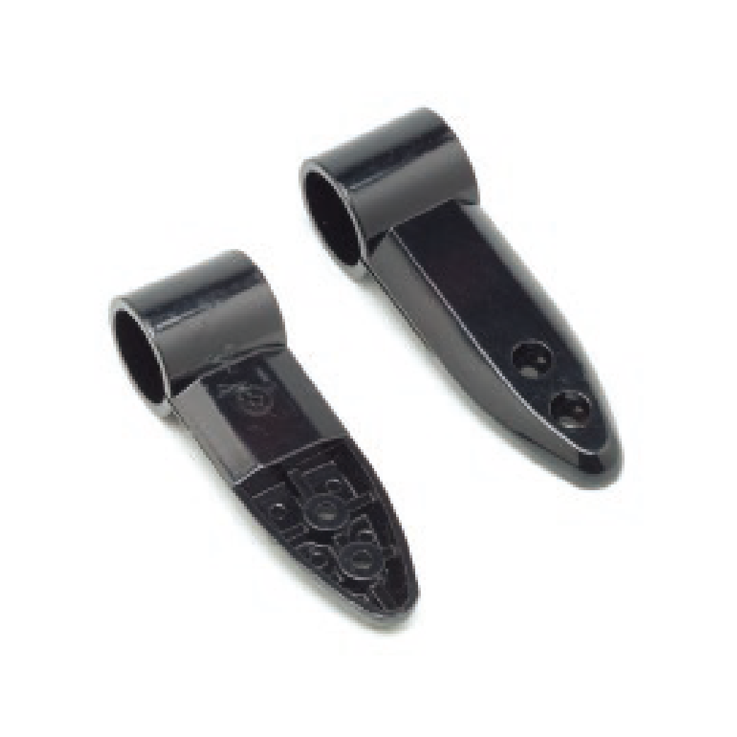 白色背景上一對帶有孔的黑色塑膠片。