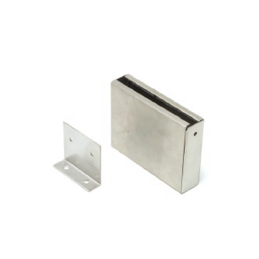 白色背景上有支架的不銹鋼盒子。