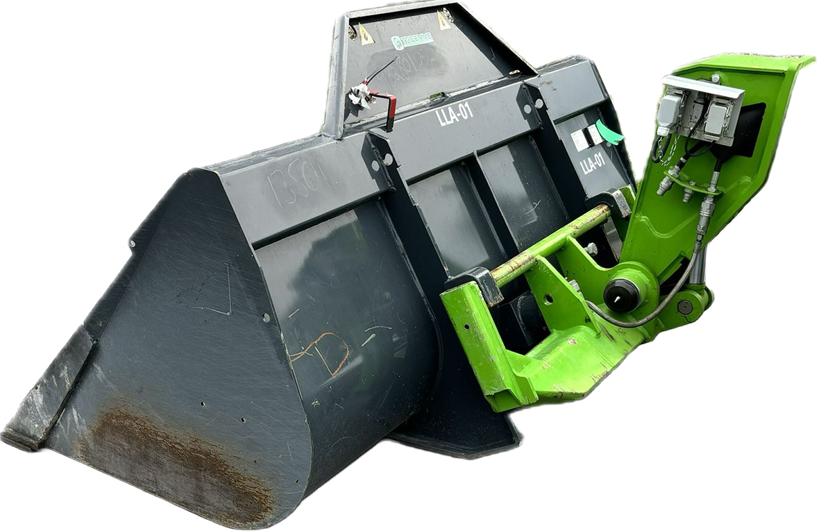 Un seau noir et vert est attaché à un tracteur vert.