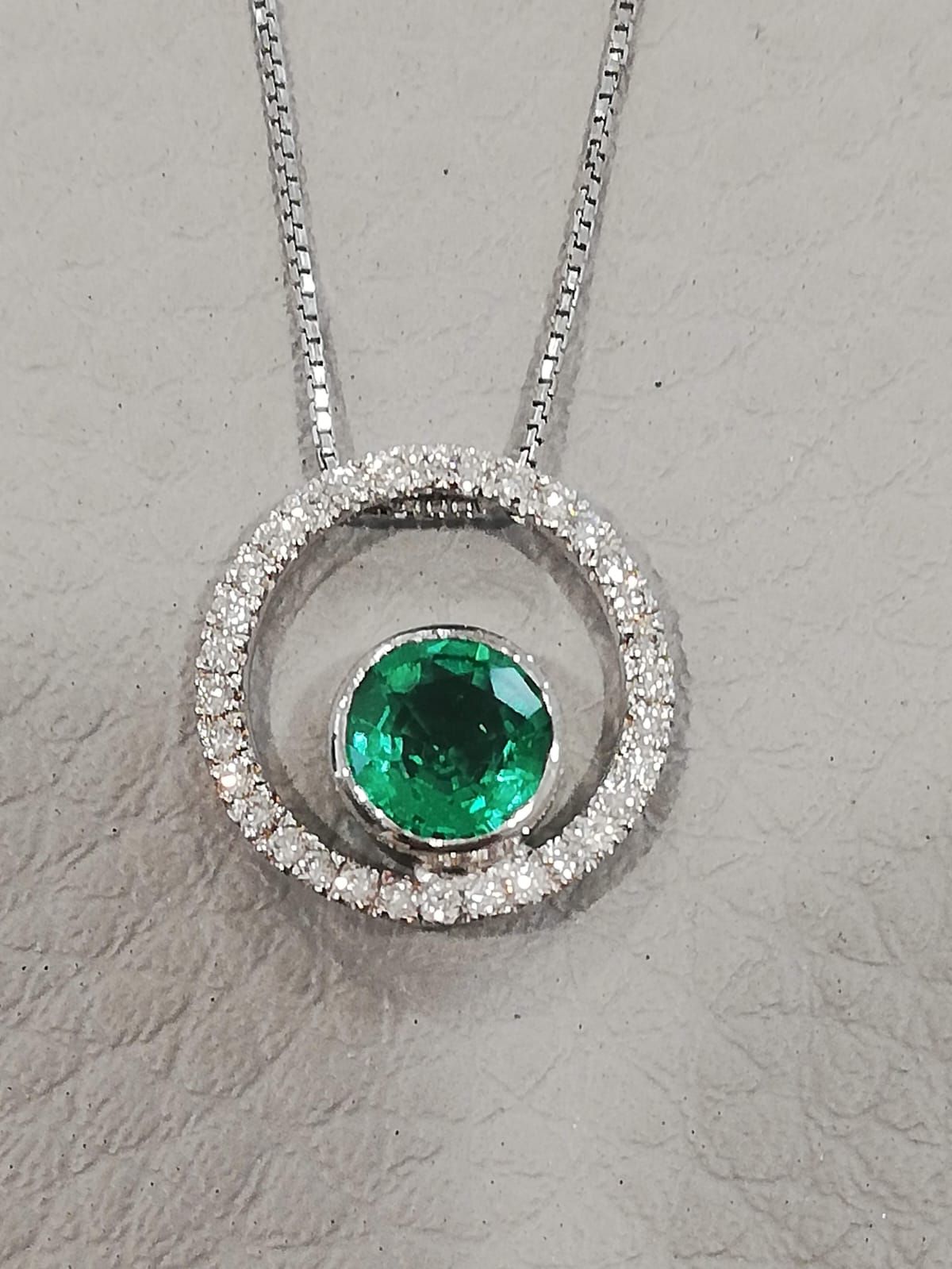 diamanti e smeraldo si collana