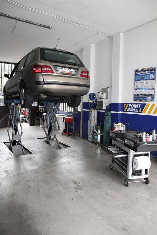 Macchina in assistenza sul ponte sollevatore