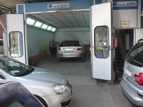 delle macchine in carrozzeria