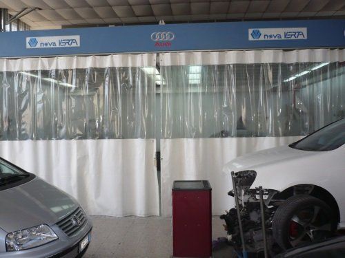 due auto durante la riparazione in officina