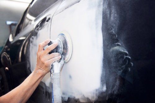 carteggiatura della carrozzeria di un'auto