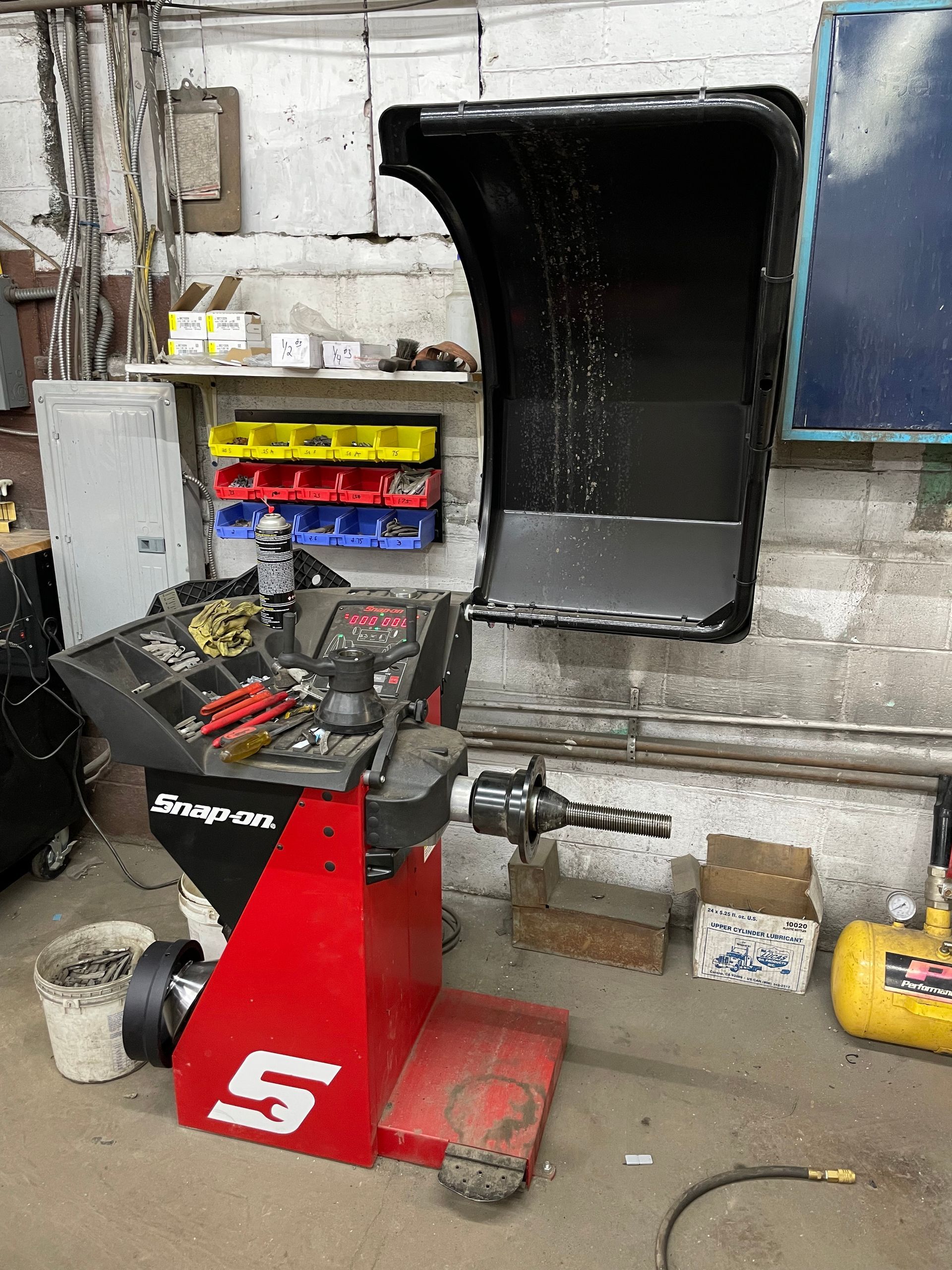 Red Snap-on wheel balancer  | Forward Motors