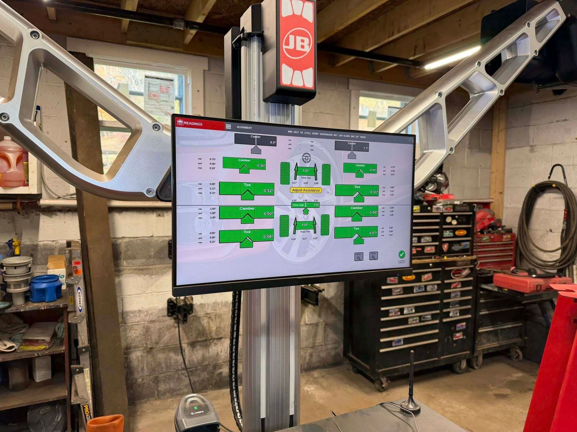 Wheel alignment machine displaying vehicle alignment data | Forward Motors