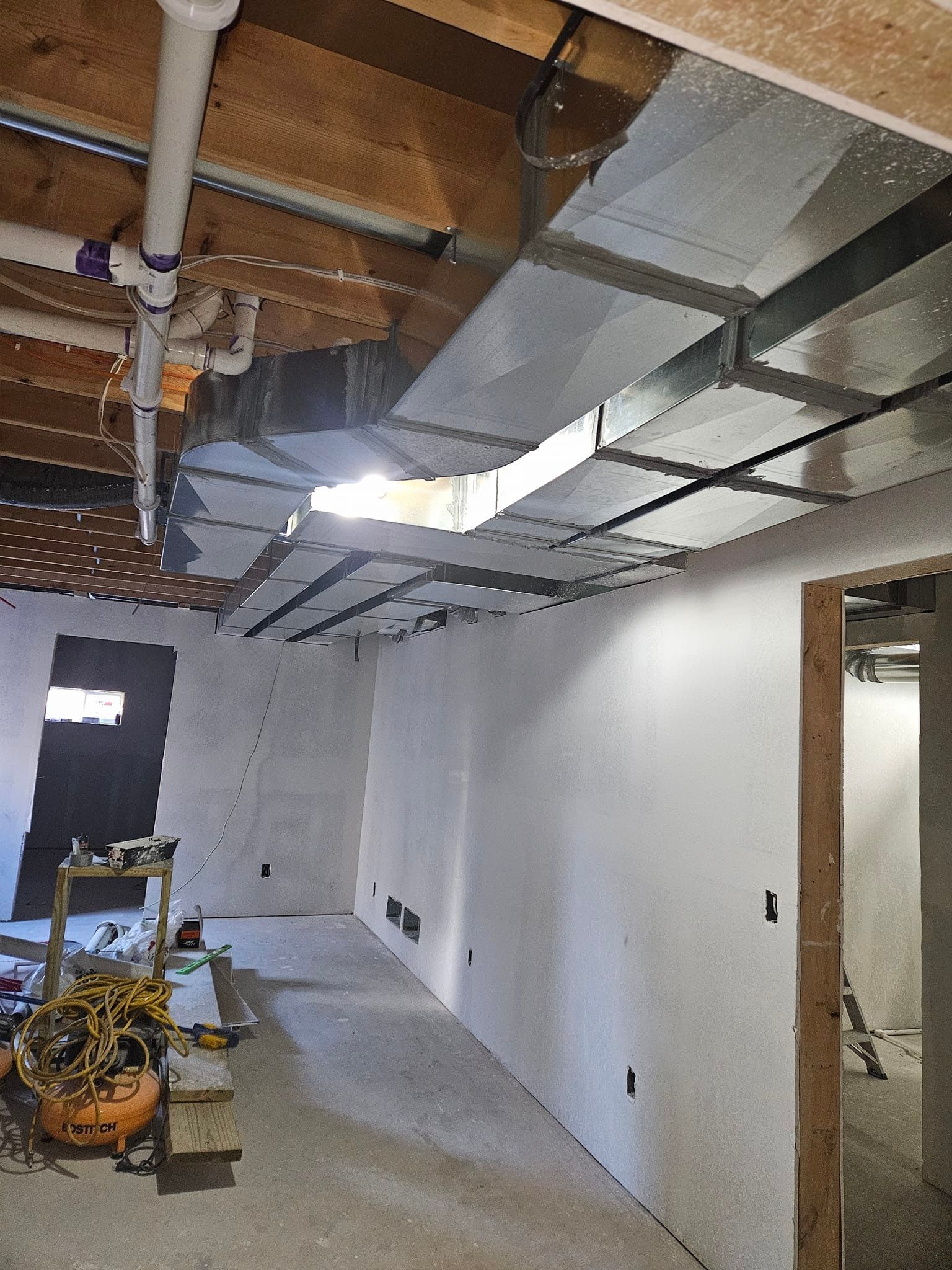 A room with a lot of pipes coming out of the ceiling.