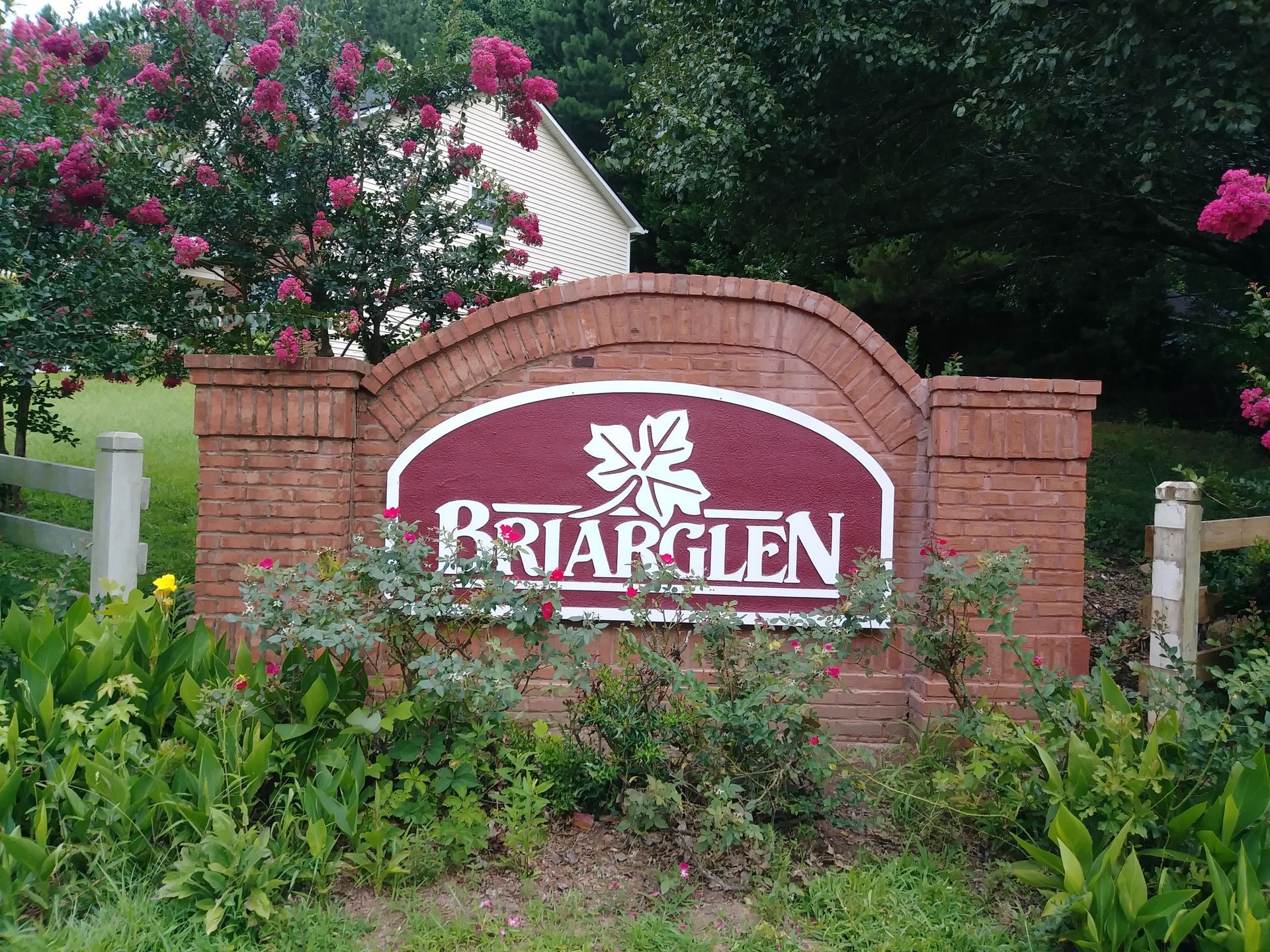 A brick sign that says briarglen on it