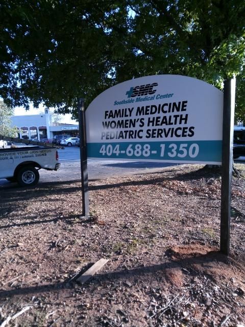 A sign for family medicine women 's health pediatric services