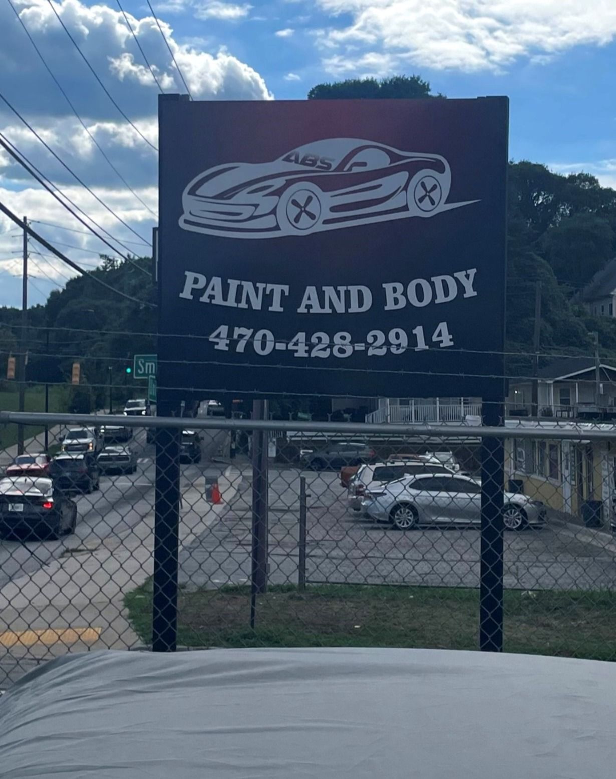 A sign that says paint and body on it