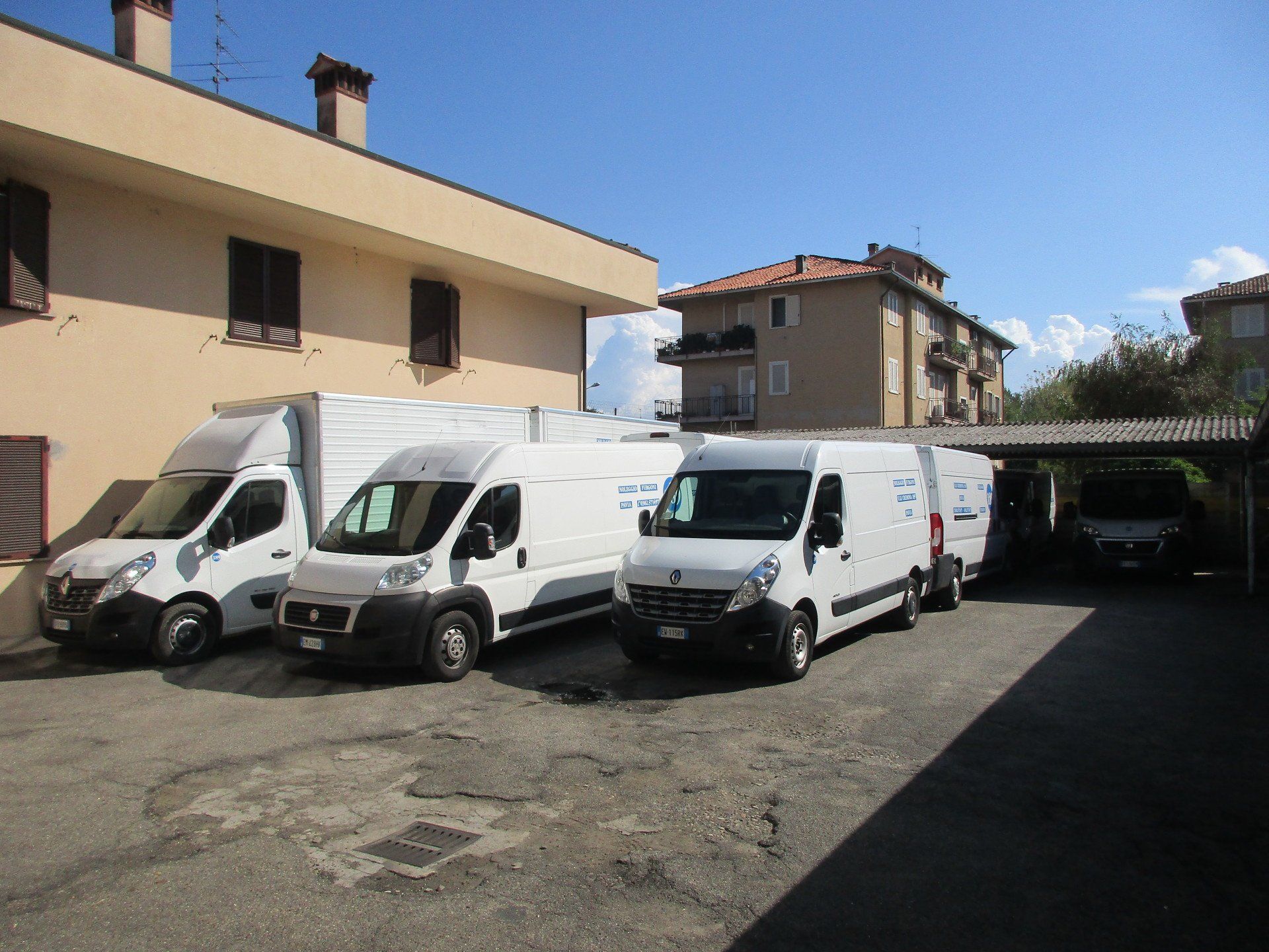 Noleggio furgoni per traslochi e trasporto merci