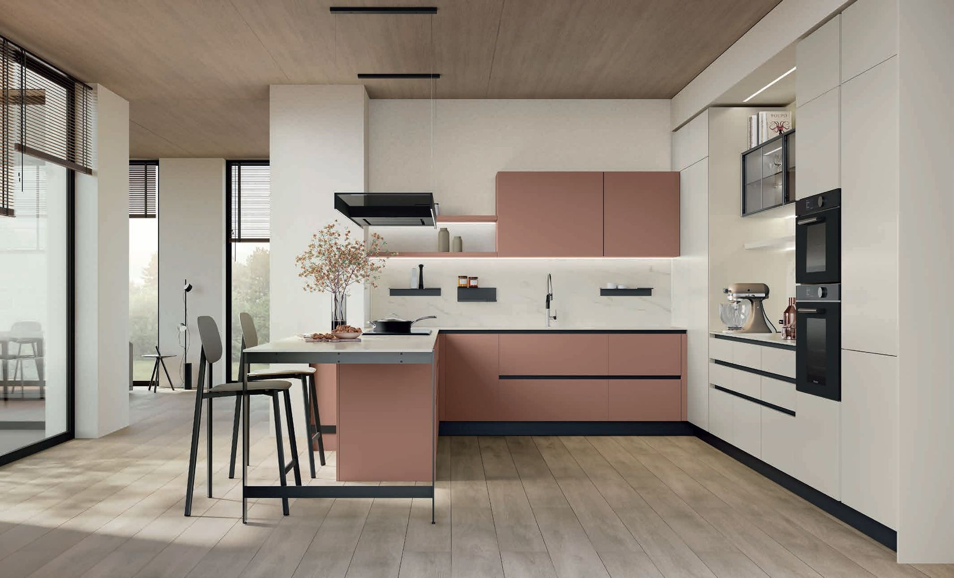 Cucina moderna con pavimenti in legno chiaro, mobili color corallo e pareti bianche. Bancone con sgabelli da bar.