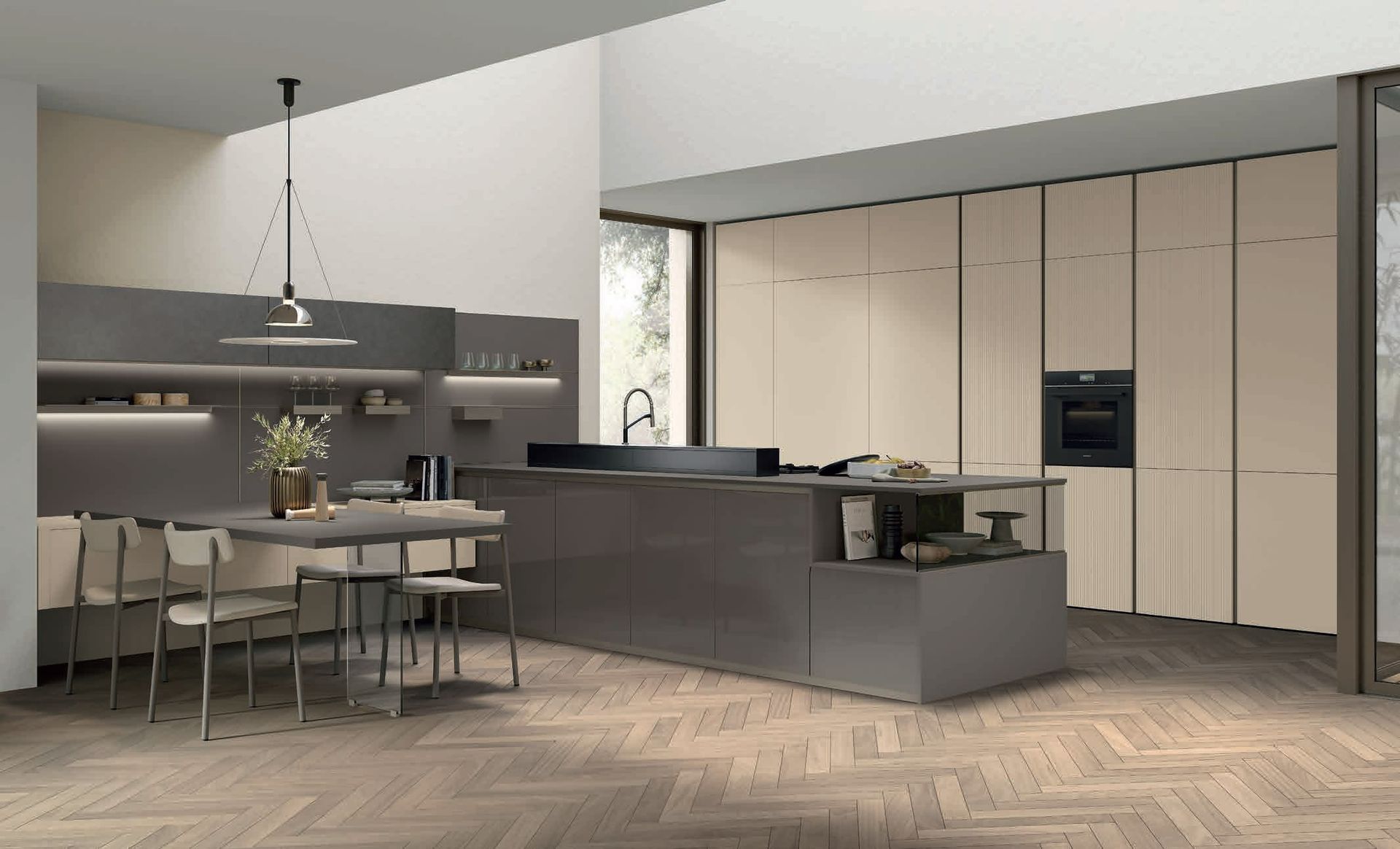 Cucina moderna con mobili grigi, isola, tavolo e pavimento in legno chiaro.