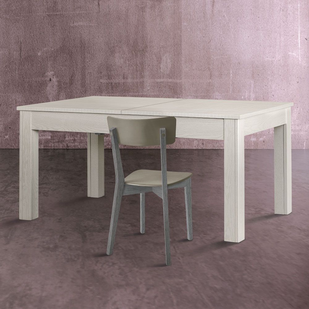 Tavolo da pranzo rettangolare bianco con sedia grigia, appoggiato su una parete testurizzata rosa-viola.