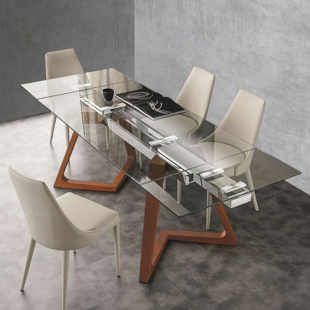 Tavolo da pranzo moderno in vetro con base in legno, quattro sedie beige, design minimalista.