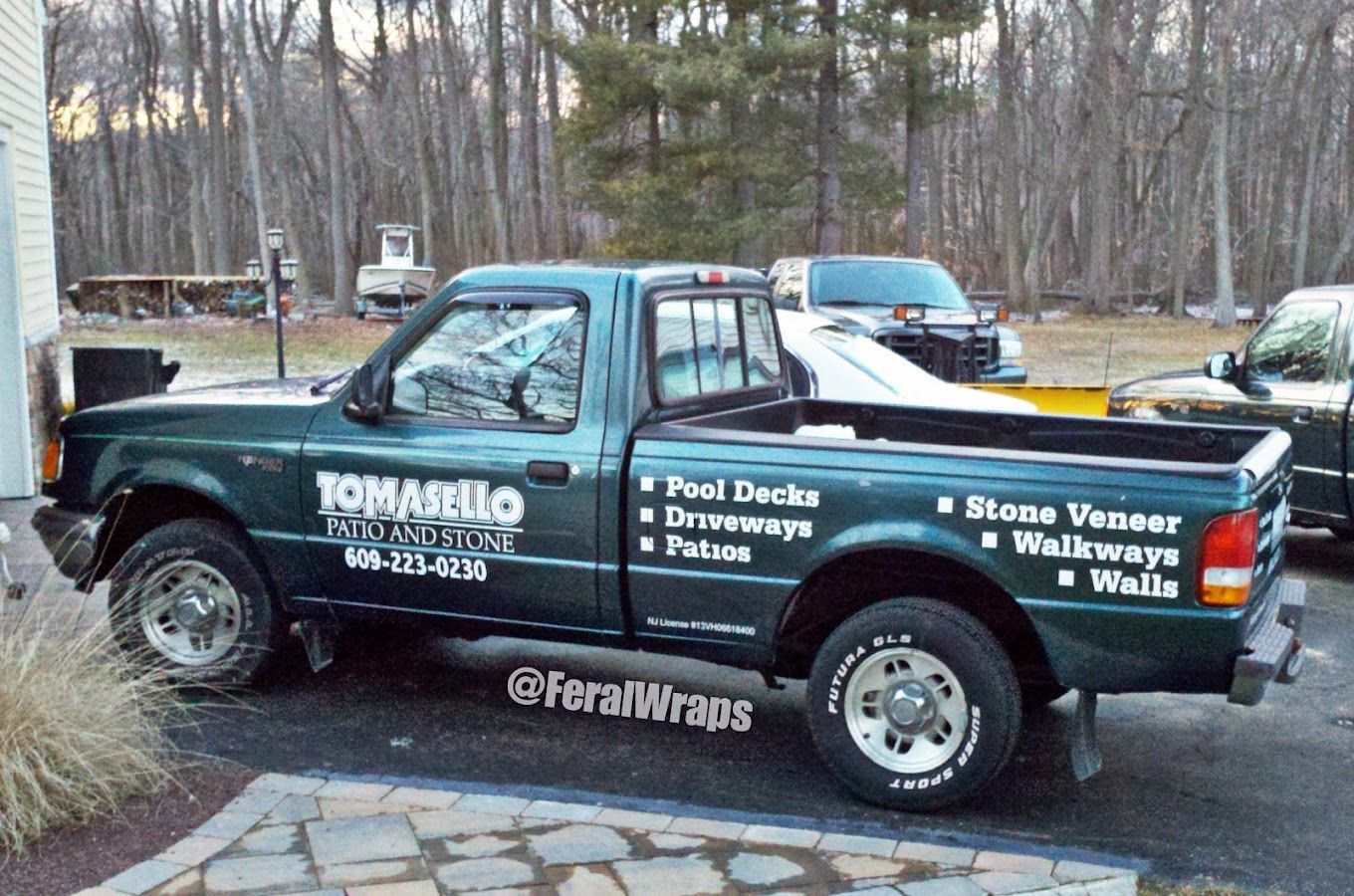 A green truck with the word tomabello on it