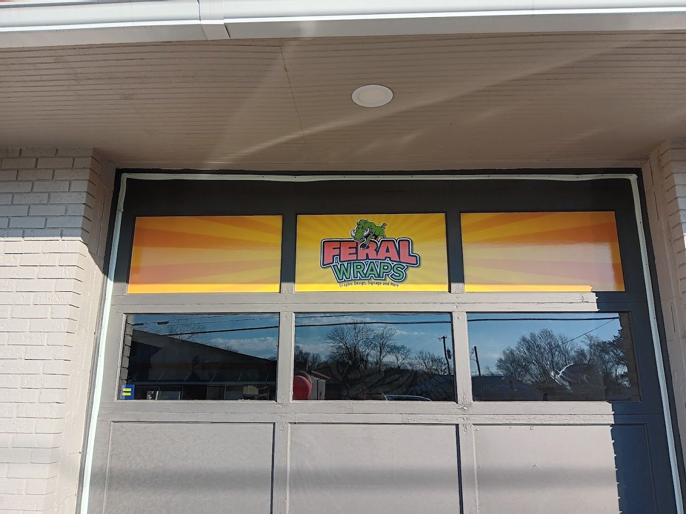 A building with a sign that says real bingo on it