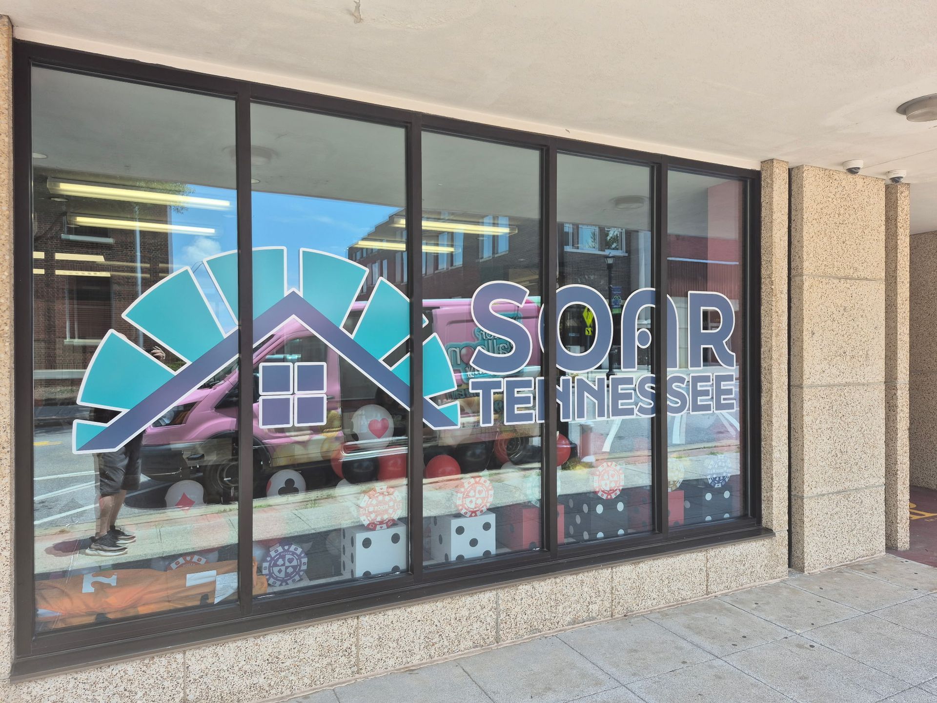 A store front with a sign that says sore tennessee