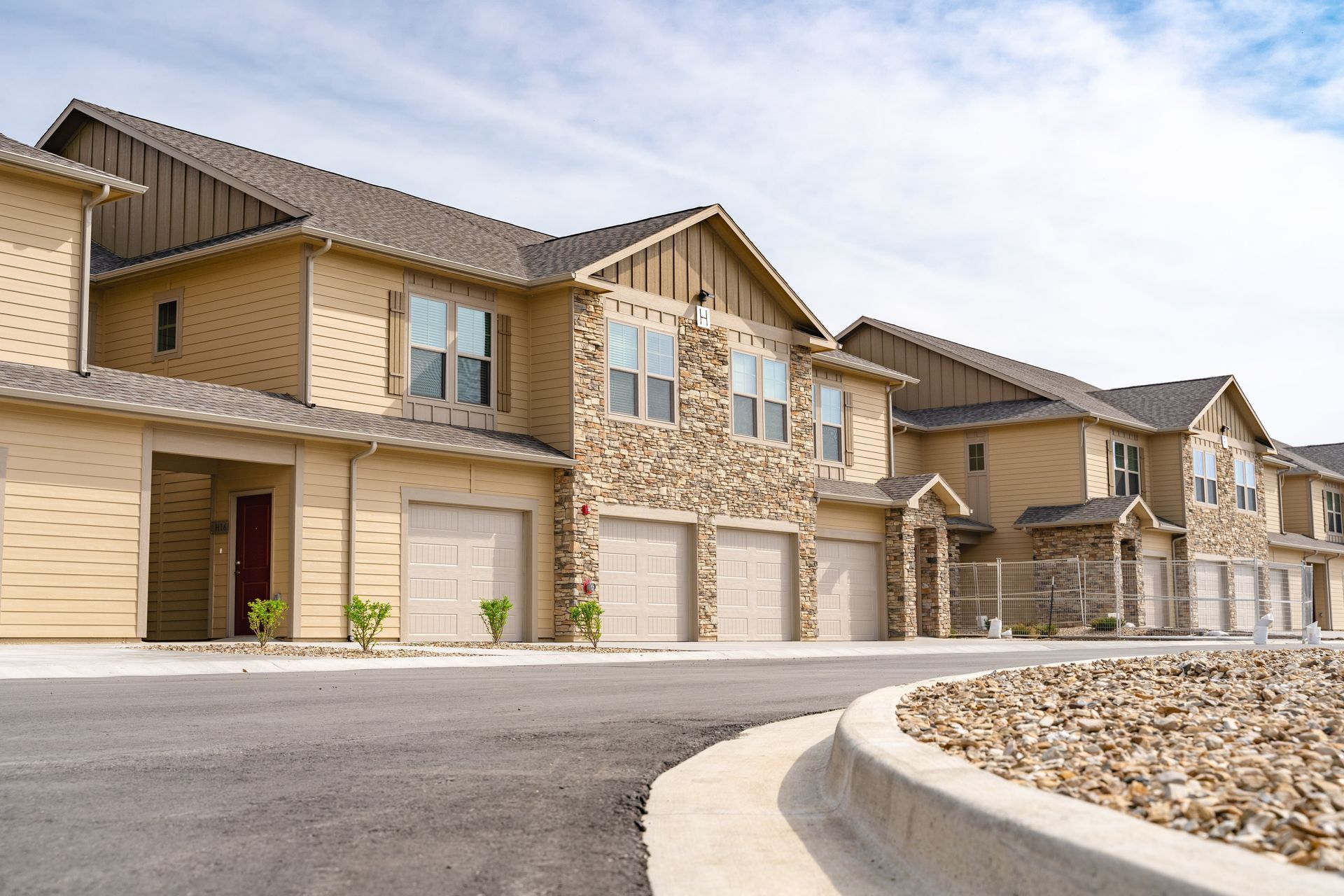 Kten apartments with garages in de soto, ks 