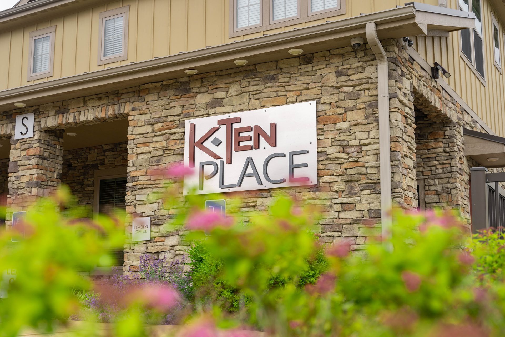 Kten apartments de soto logo sign 