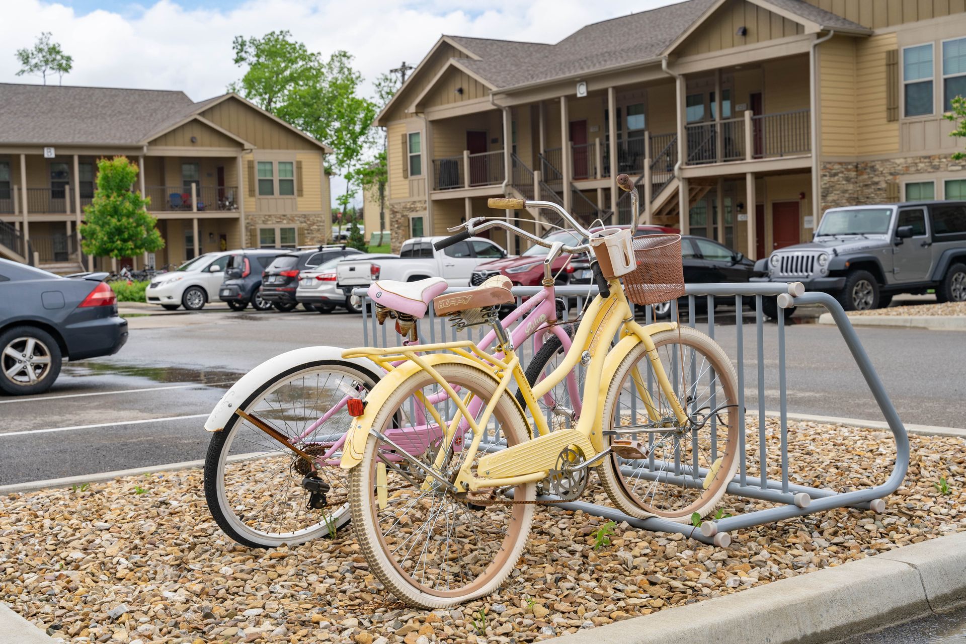 Kten apartments de soto with bikes  and bike rack