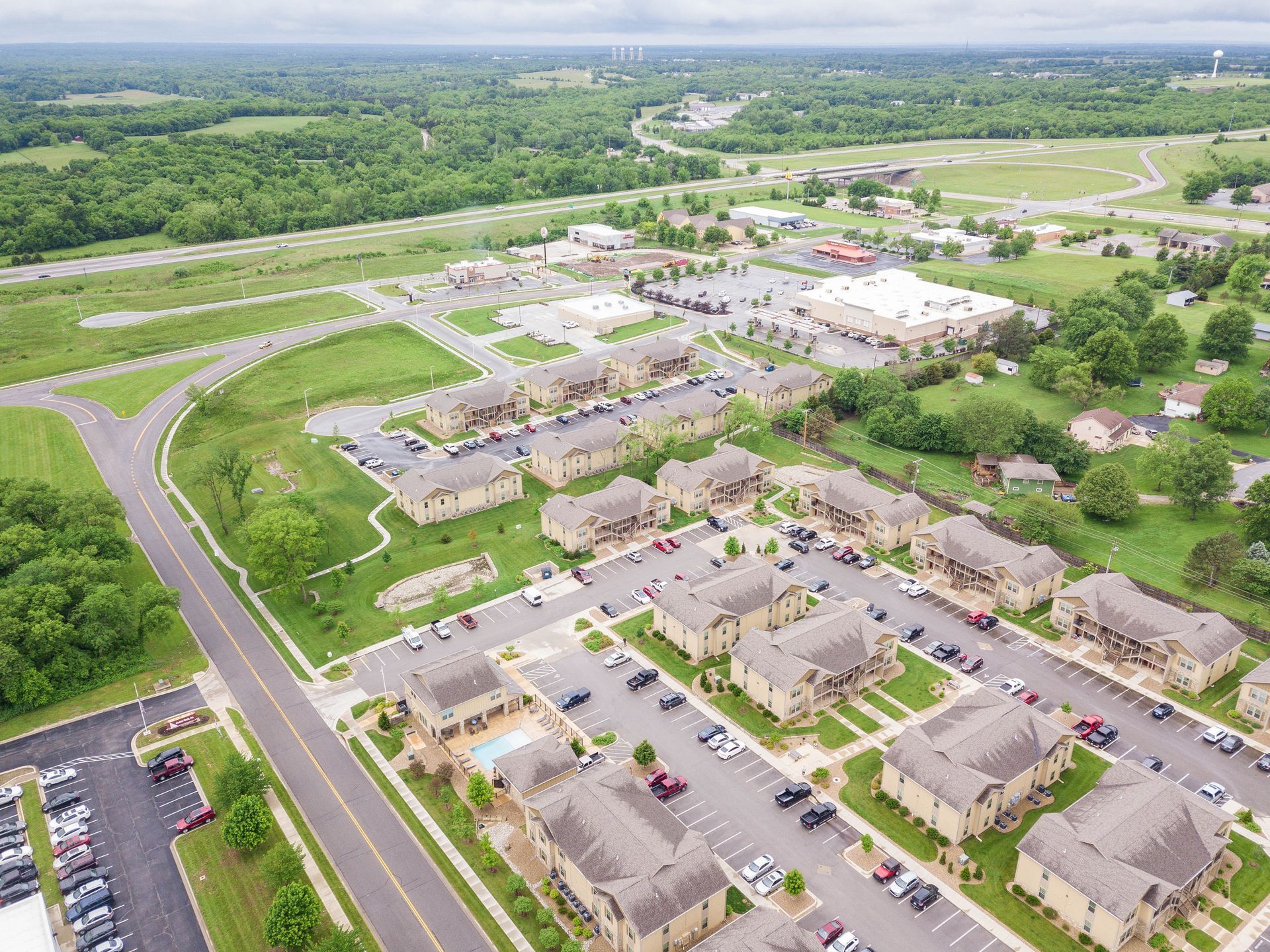 drone view of Kten place apartments in de soto