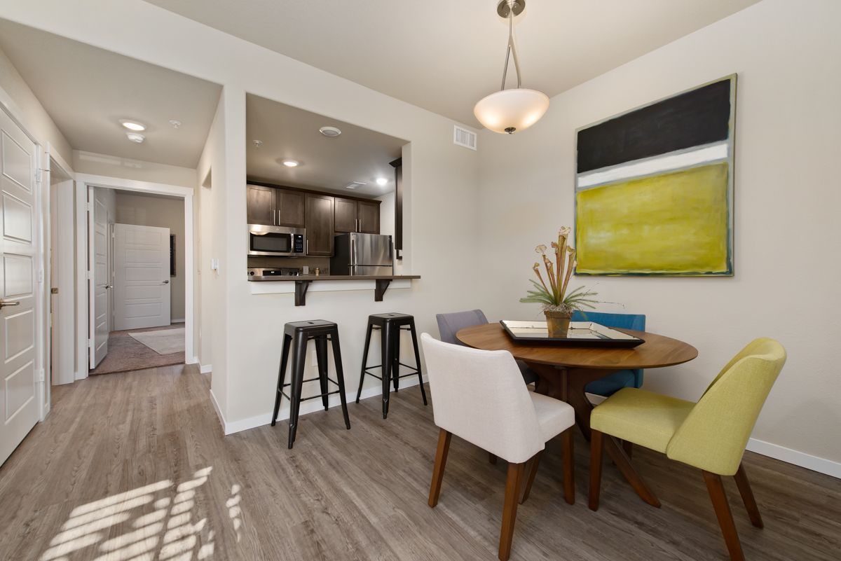 Kten place apartments dinning room in de soto, ks