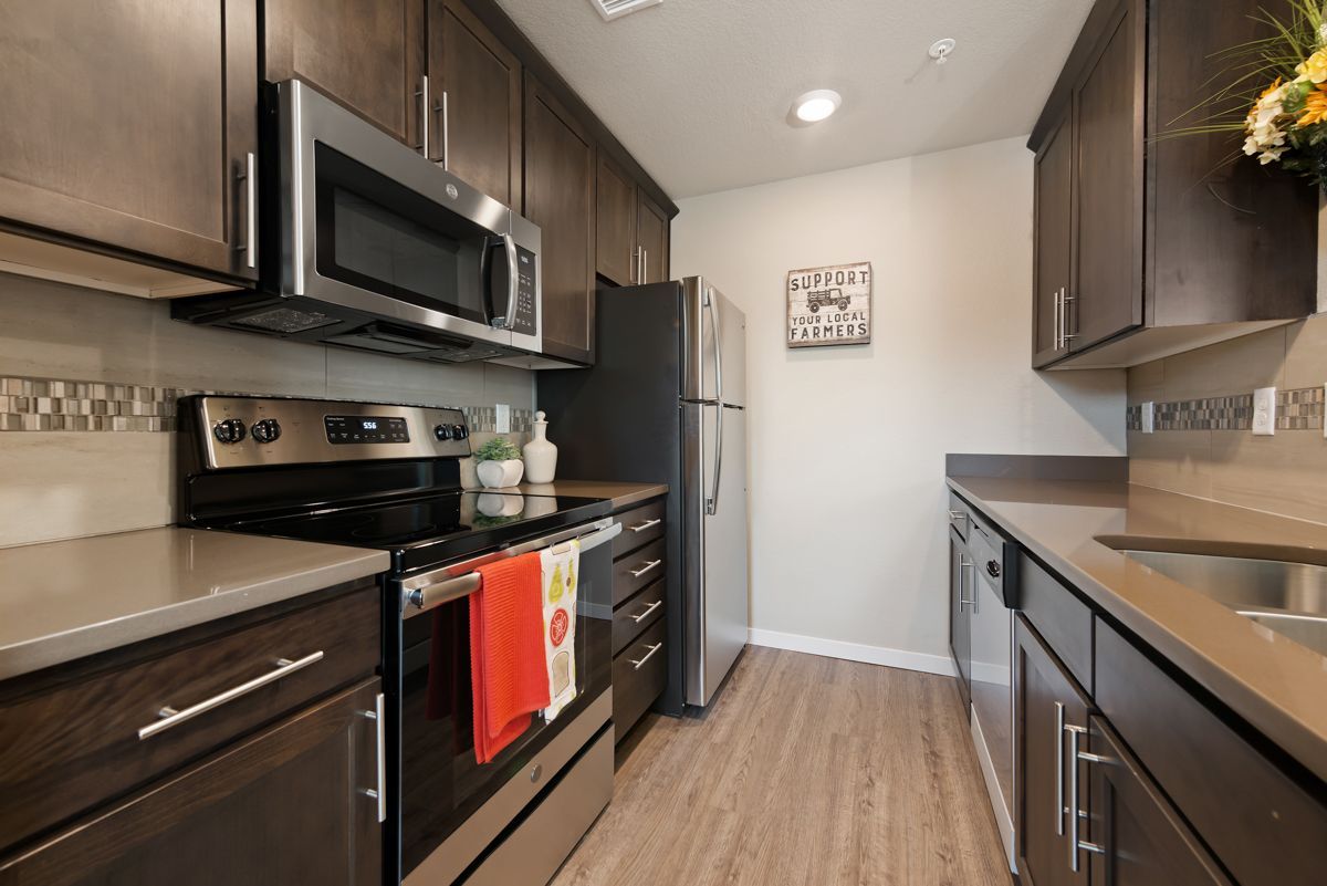 Kten apartments in De Soto, KS with a full kitchen