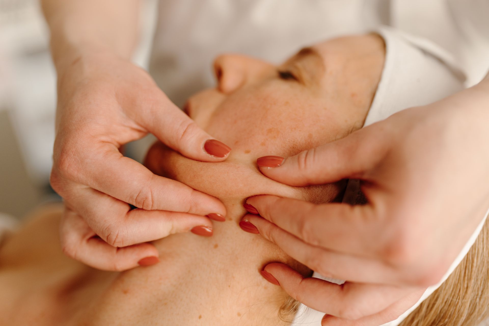 Bindweefselmassage gezichtsbehandeling bij Glow Spa in Drachten