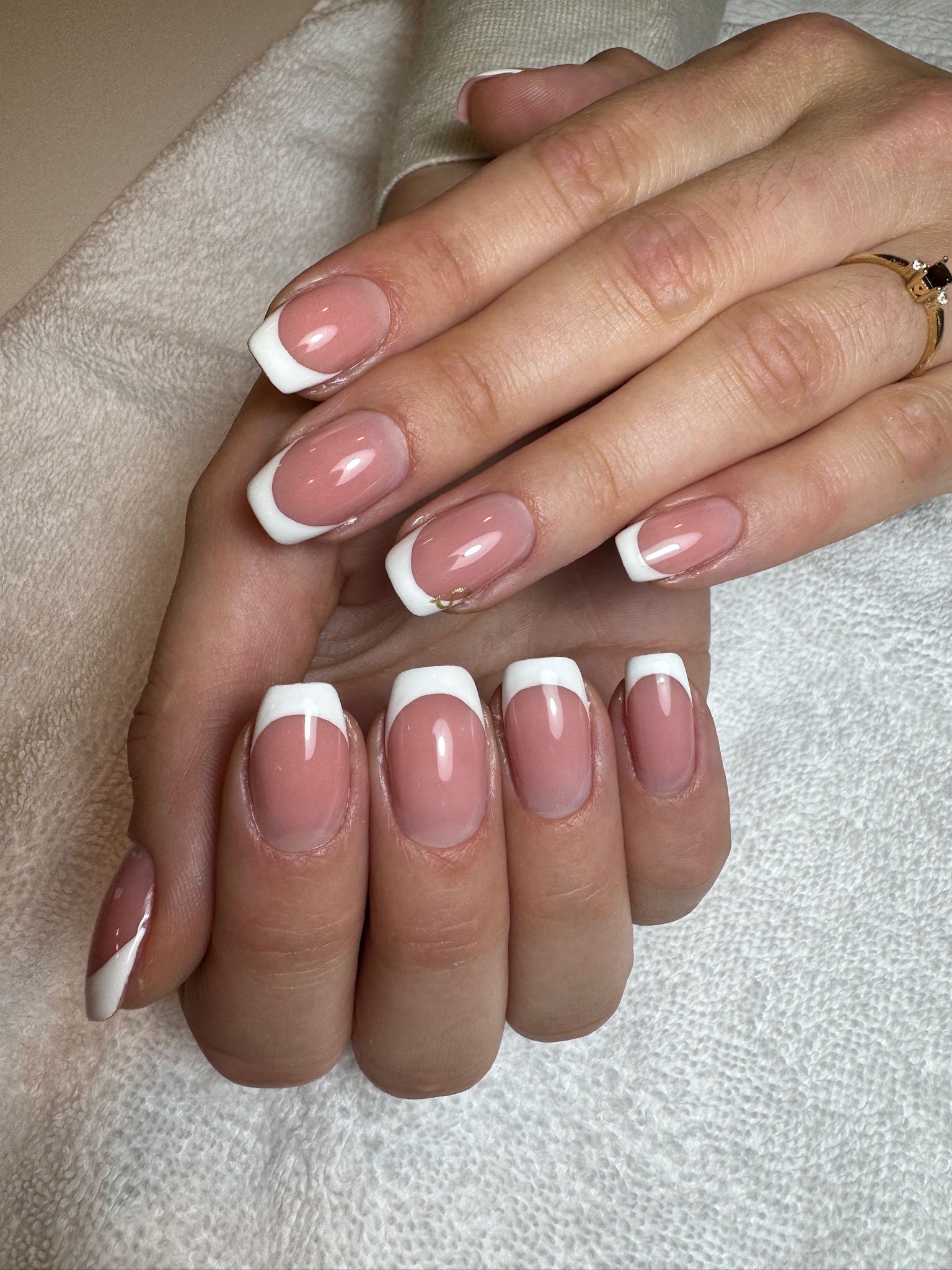 Nailart bij een gel manicure gezet bij Glow Spa in Drachten