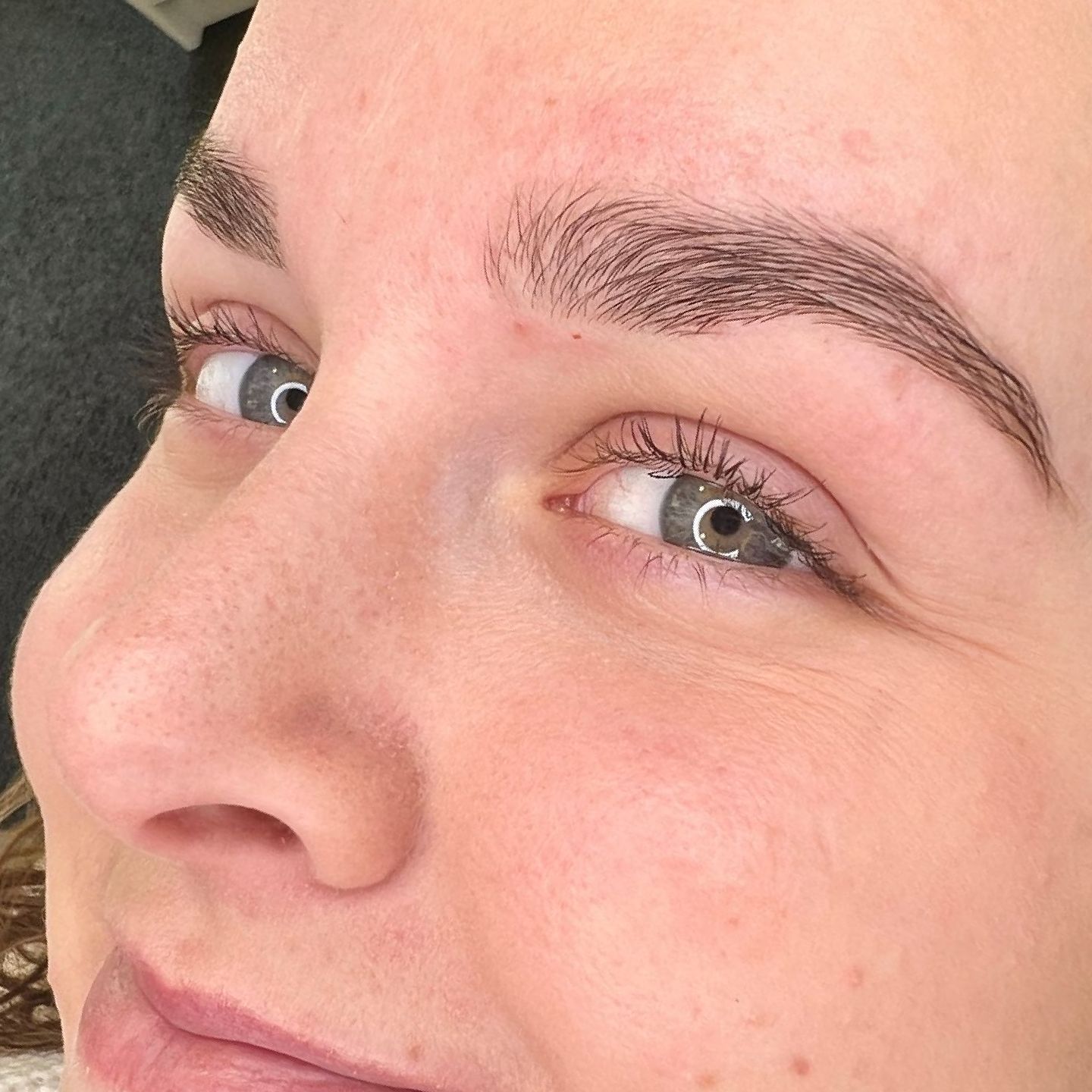 Verven van de wenkbrauwen bij Glow Spa in Drachten