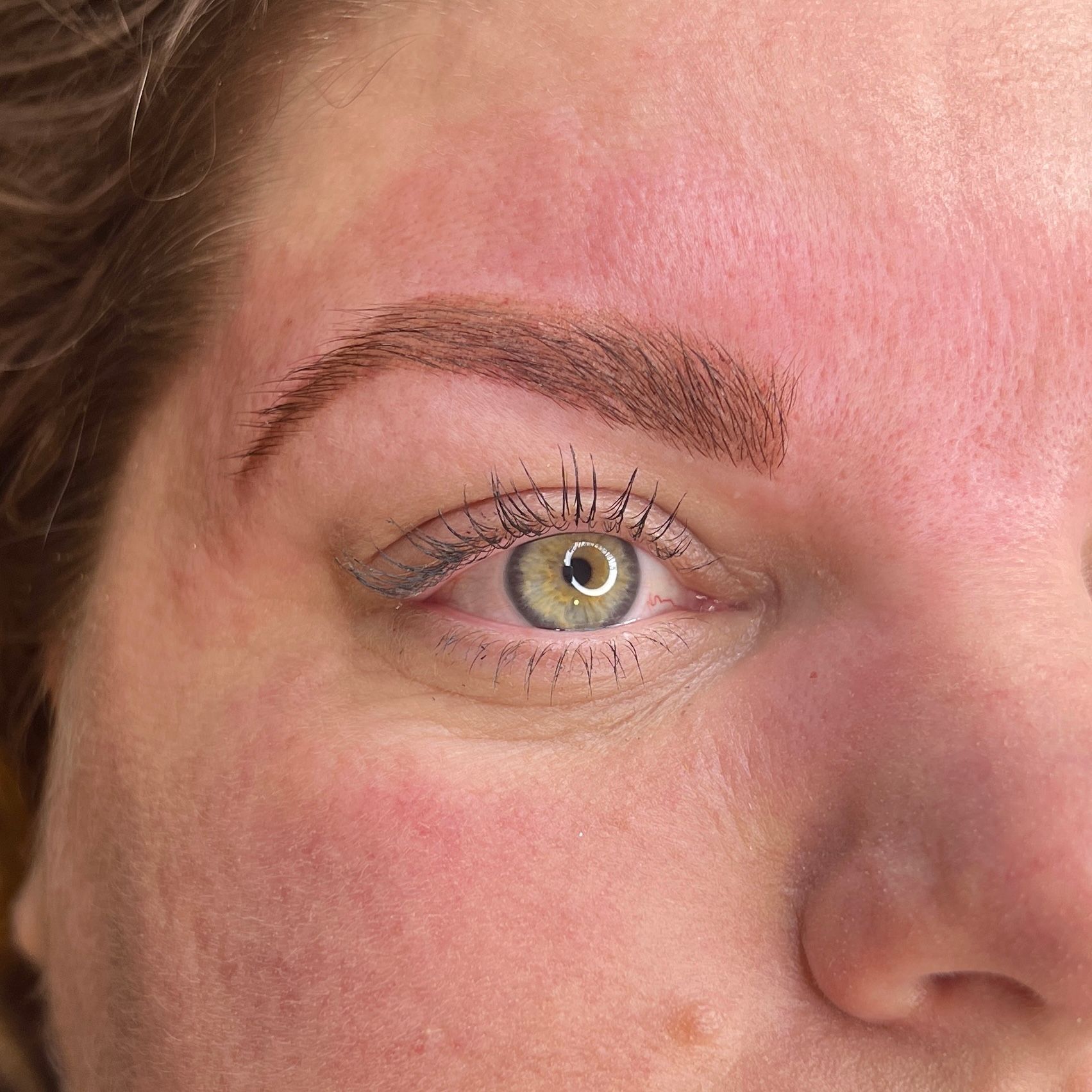 Verven van de wenkbrauwen met Henna bij Glow Spa in Drachten