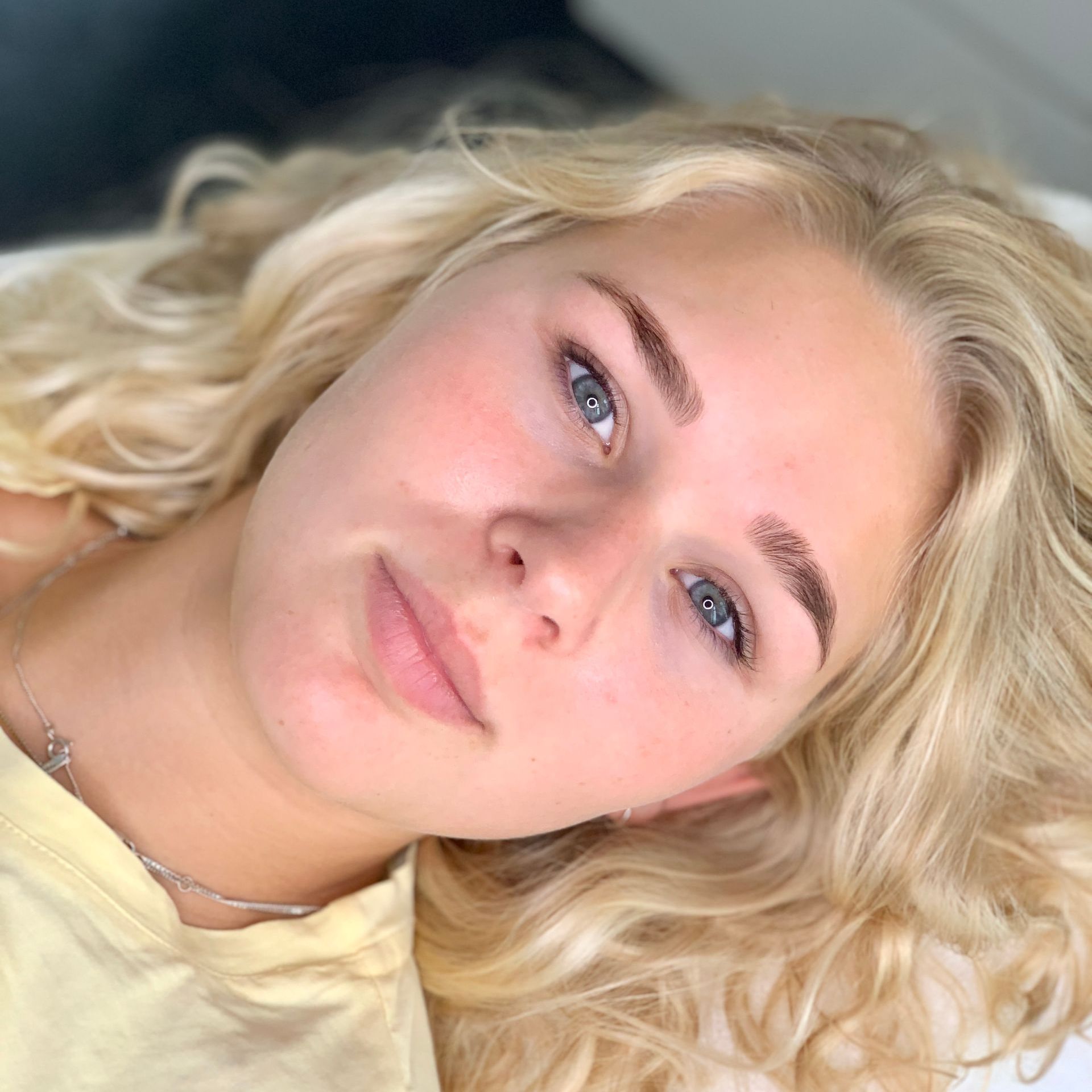 Verven van de wenkbrauwen met Henna bij Glow Spa in Drachten