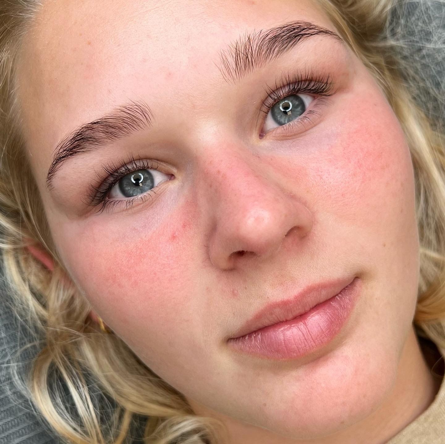 Verven van de wenkbrauwen bij Glow  Spa in Drachten