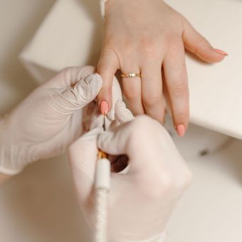 Manicure met verstevigende gellak bij Schoonheidssalon Glow Spa inDrachten