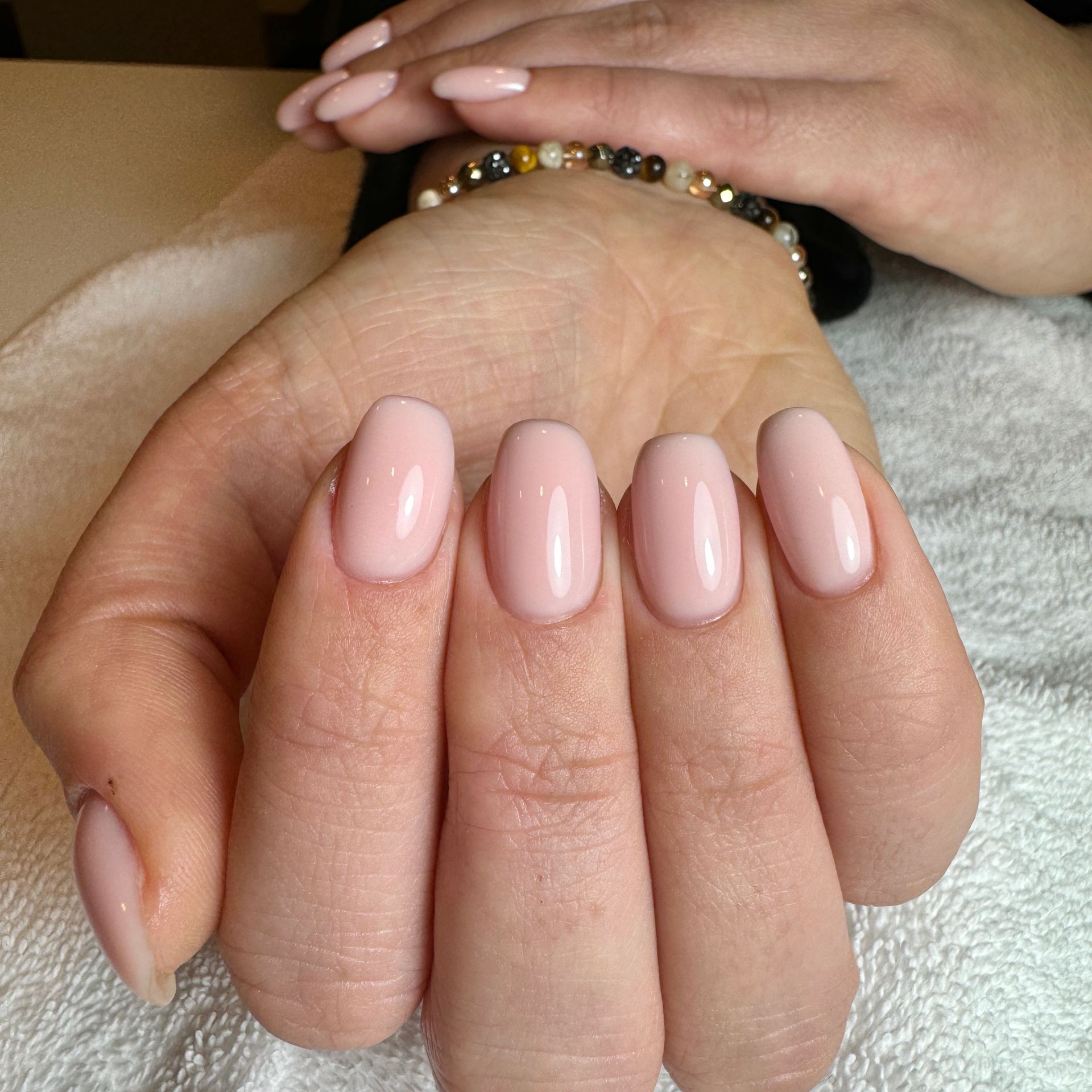 Gel manicure gezet bij Glow Spa in Drachten