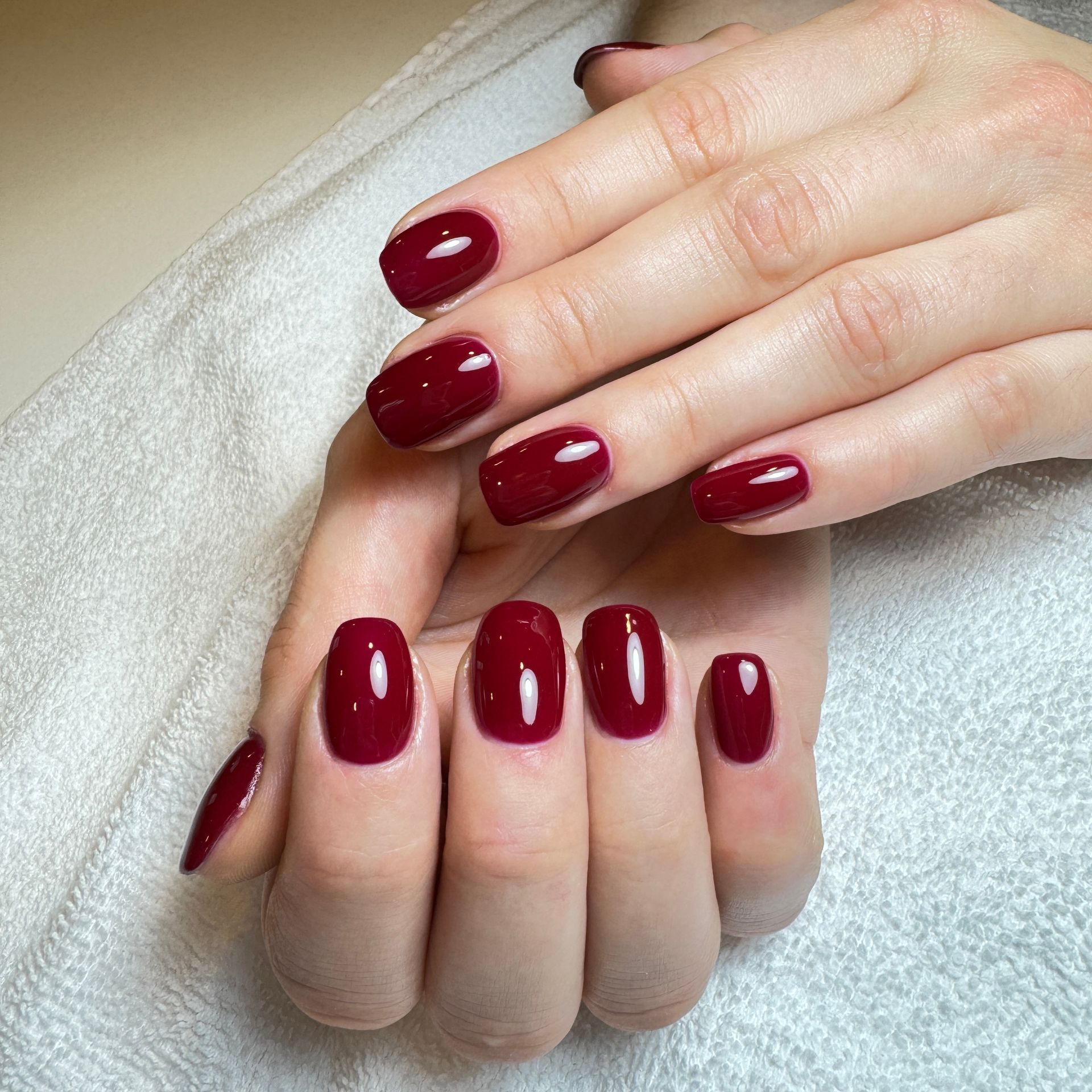 Gel manicure gezet bij Glow Spa in Drachten