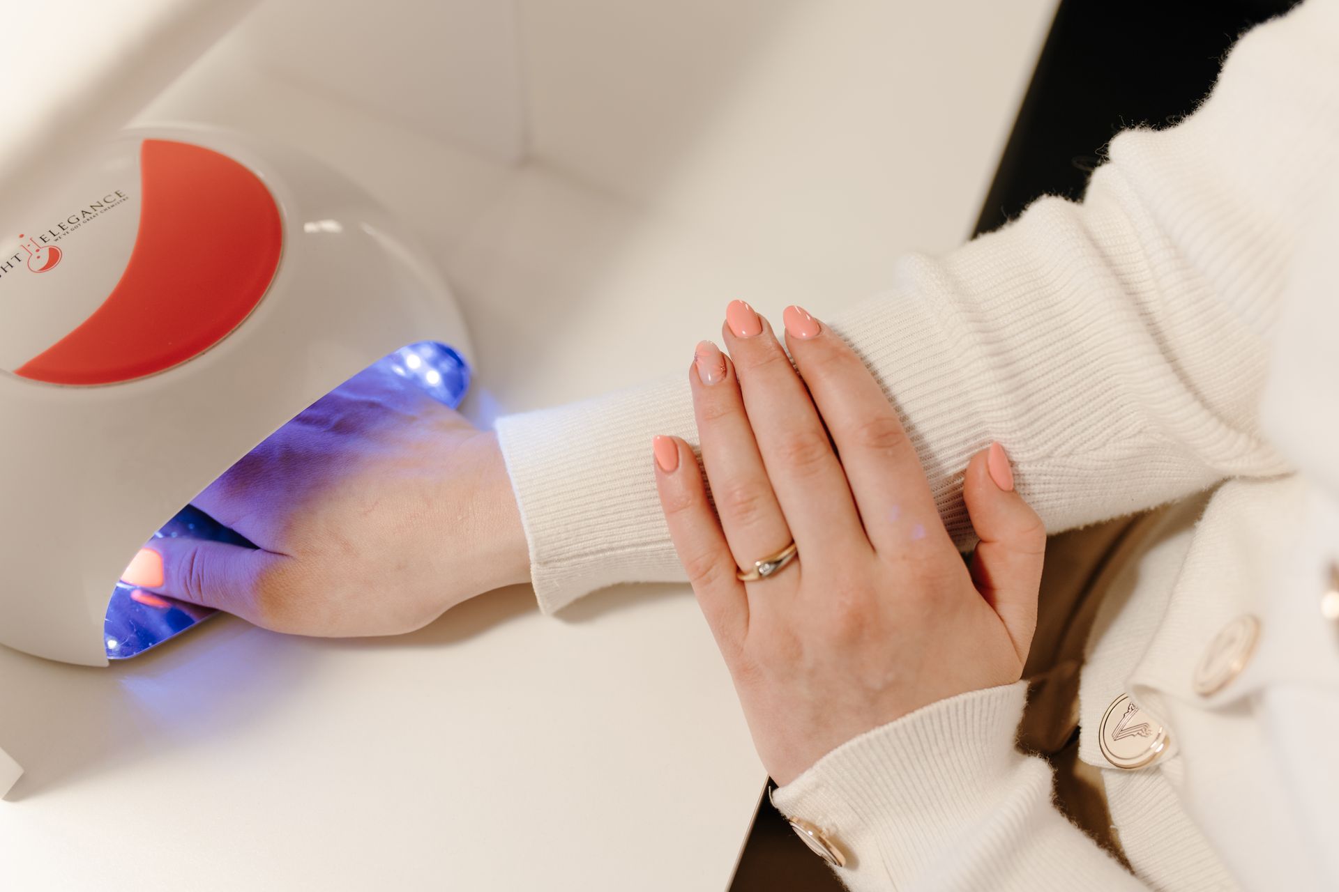 Manicure met gel / biab bij Glow Spa in Drachten