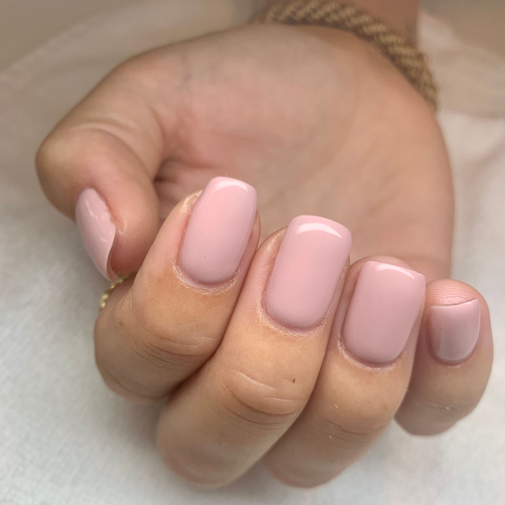 Gel manicure gezet bij Glow Spa in Drachten