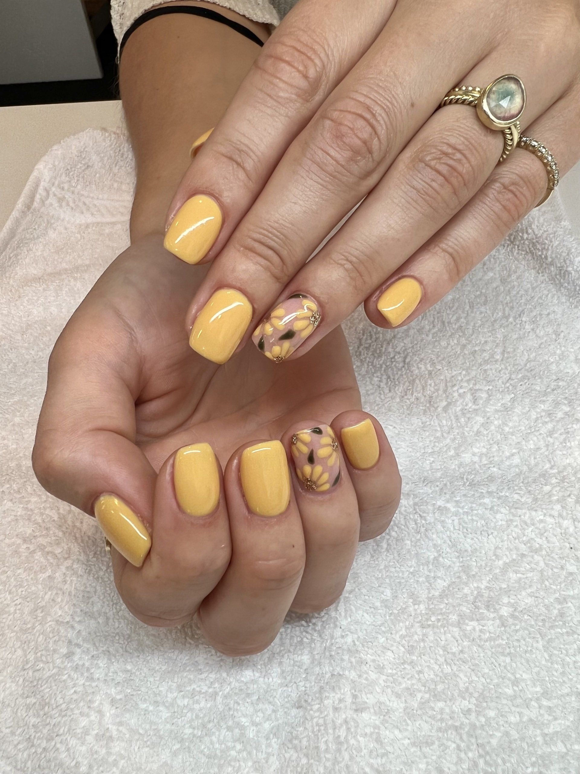 Nailart bij een gel manicure gezet bij Glow Spa in Drachten