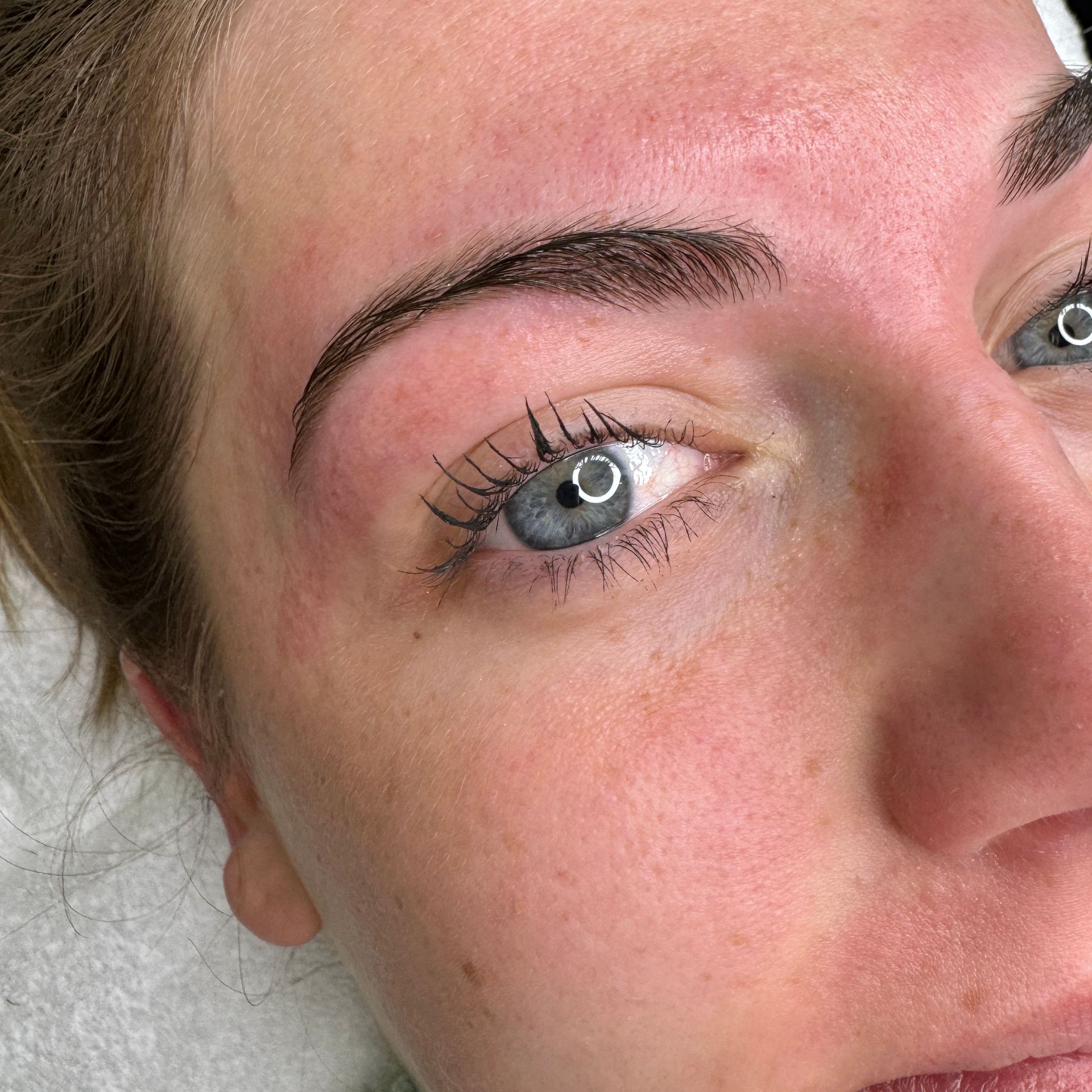 Wenkbrauwen epileren en harsen bij Glow Spa
