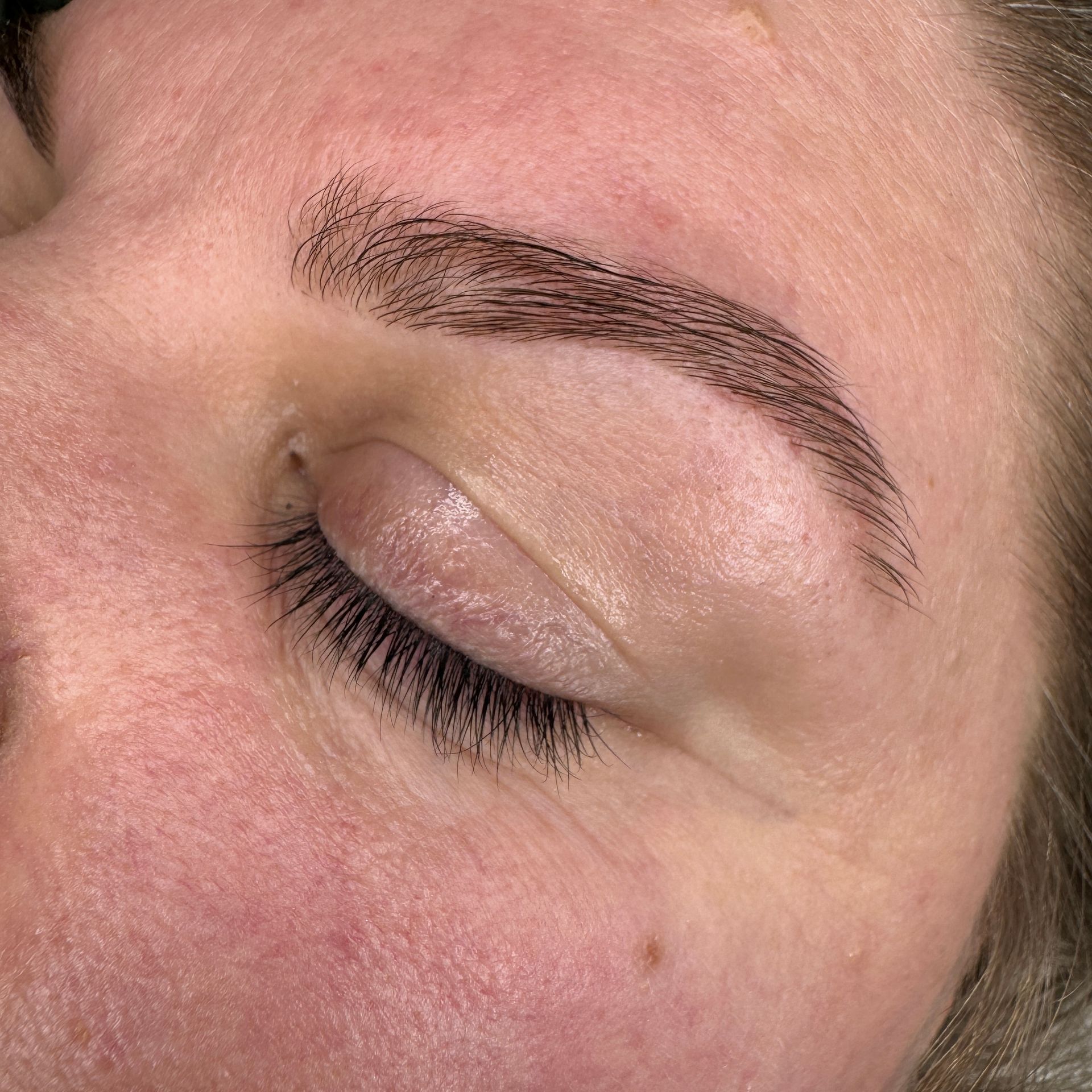 Verven van de wenkbrauwen bij Glow  Spa in Drachten