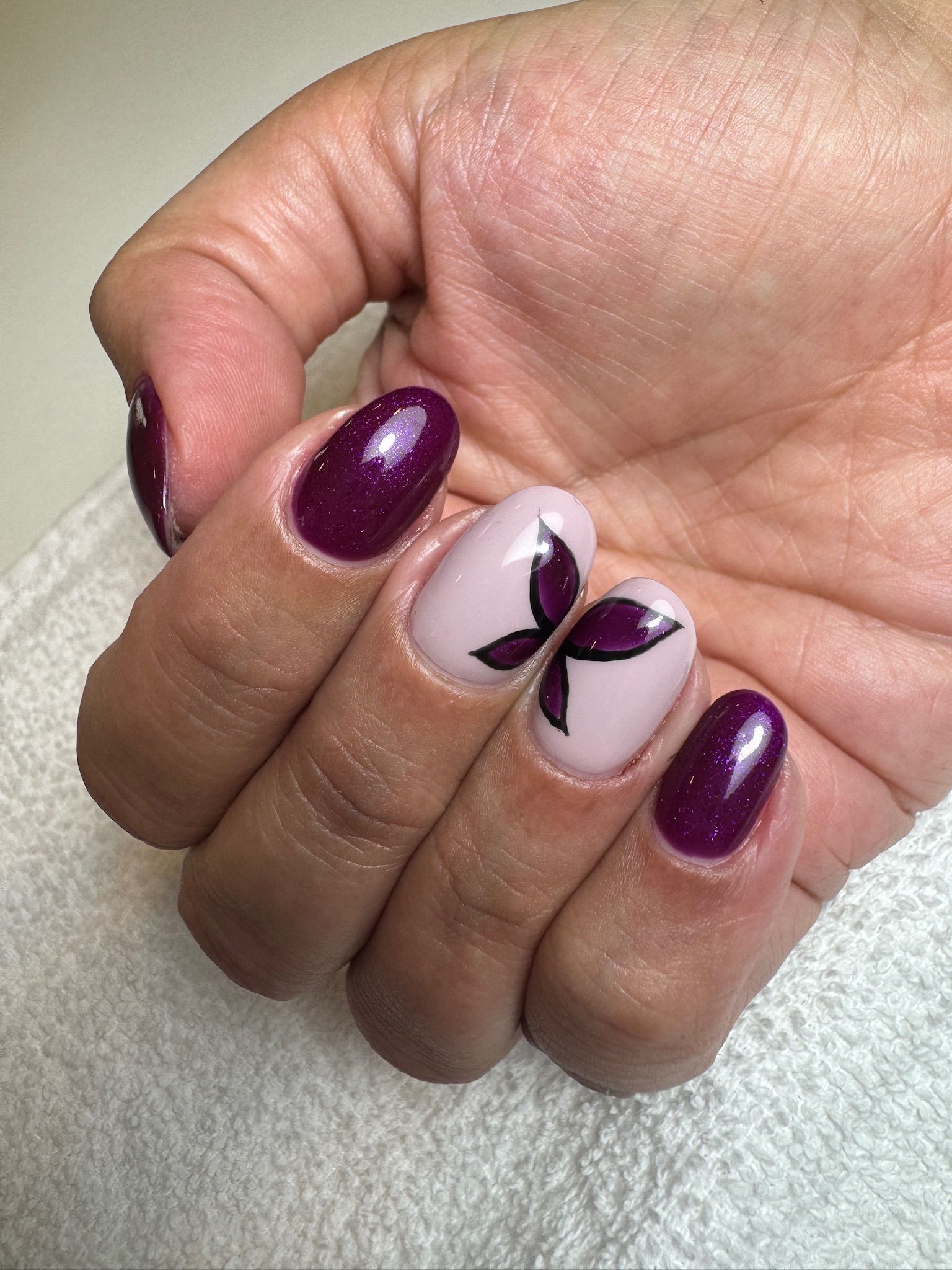 Nailart bij een gel manicure gezet bij Glow Spa in Drachten