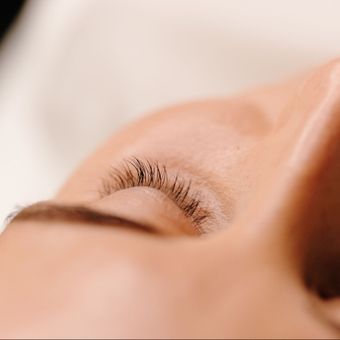 Wenkbrauwen verven, waxen en epileren bij schoonheidssalon Glow Spa in Drachten