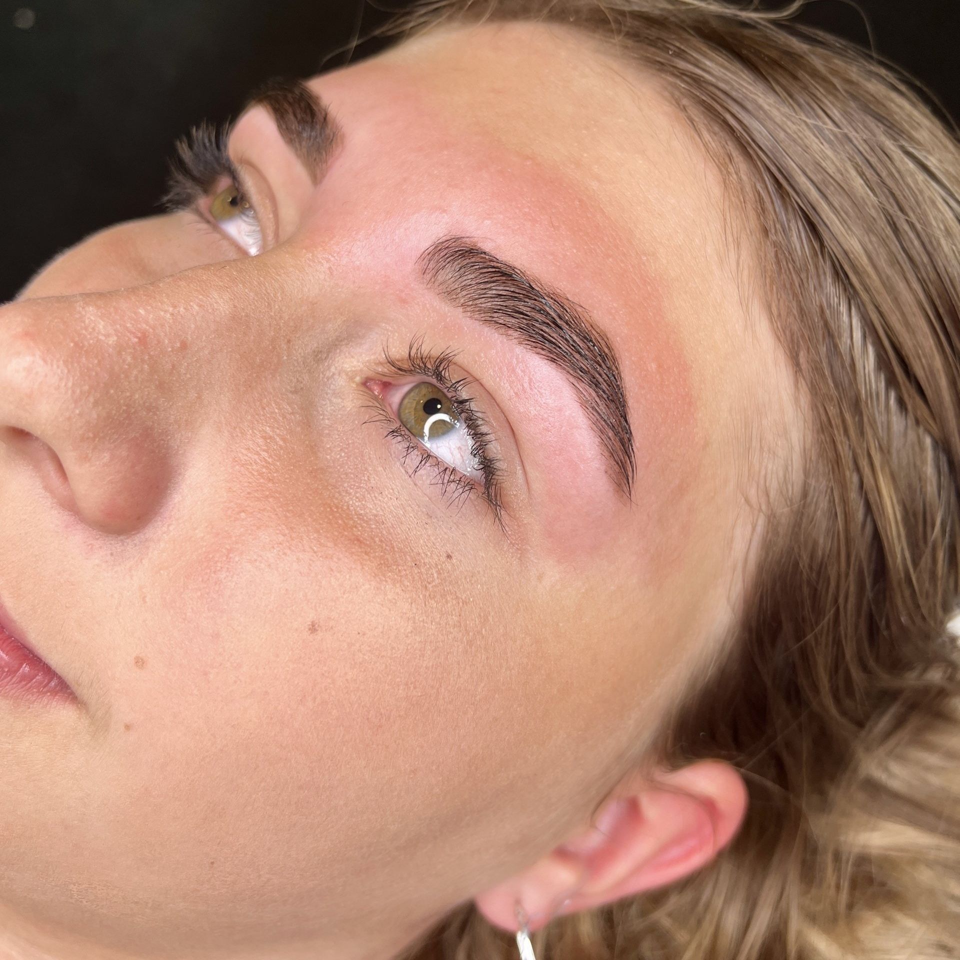 Verven van de wenkbrauwen met Henna bij Glow Spa in Drachten