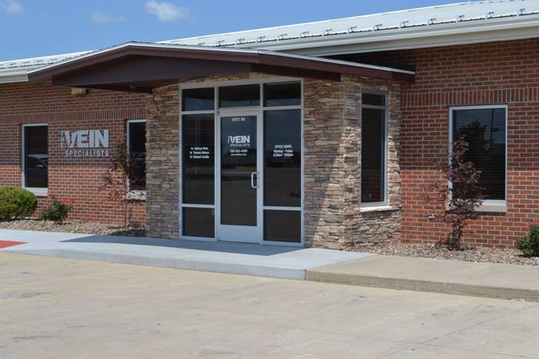 A brick building with a sign that says ' ven ' on it