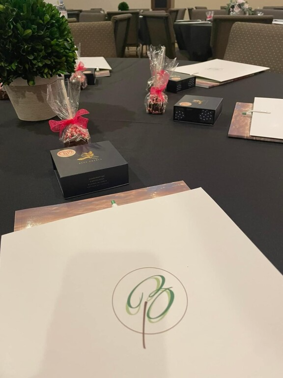 A table with a sign that says gp on it